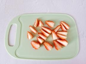 草莓洗净切块。