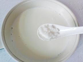 牛奶放入锅里，加白糖10克，减肥期间的MM们可以不放。