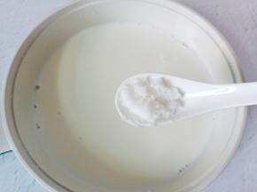 牛奶放入锅里，加白糖10克，减肥期间的MM们可以不放。