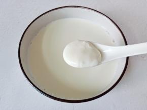 放凉后加酸奶搅拌均匀。