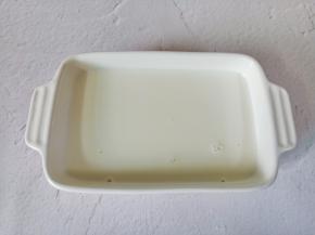 把牛奶倒入容器里。