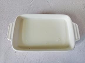 把牛奶倒入容器里。