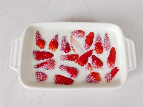 放入切好的草莓，冰箱冷藏3-5小时凝固成型。