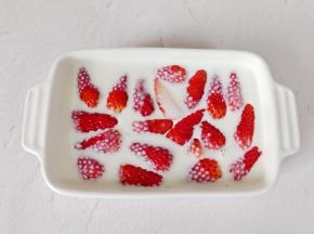 放入切好的草莓，冰箱冷藏3-5小时凝固成型。