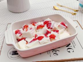 今天用椰香味的酸奶做的甜品，椰香加上奶香，每一口都好满足，减肥期间的MM们吃起毫无负担，草莓也可以换成其他的水果。