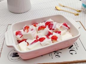 今天用椰香味的酸奶做的甜品，椰香加上奶香，每一口都好满足，减肥期间的MM们吃起毫无负担，草莓也可以换成其他的水果。