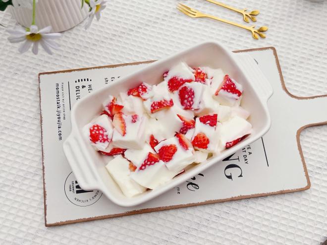 椰香草莓酸奶冻