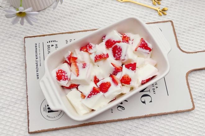 椰香草莓酸奶冻