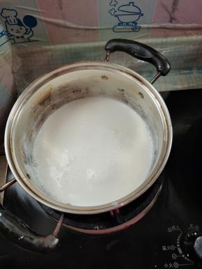 今天我用的是纯牛奶500克（正宗双皮奶用的是水牛奶，只有广东才有！）牛奶倒入奶锅里，开火煮开！