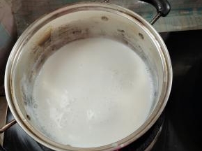 今天我用的是纯牛奶500克（正宗双皮奶用的是水牛奶，只有广东才有！）牛奶倒入奶锅里，开火煮开！