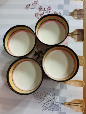 倒入小碗里面，冷却30分钟！让它表面结出一层奶皮！