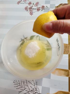 一斤牛奶搭配3个蛋清（约120~150克）是最佳的！我用的是土鸡蛋，个头小，所以我用了4个蛋清！放入30克白糖，挤入柠檬汁去腥！
