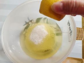 一斤牛奶搭配3个蛋清（约120~150克）是最佳的！我用的是土鸡蛋，个头小，所以我用了4个蛋清！放入30克白糖，挤入柠檬汁去腥！