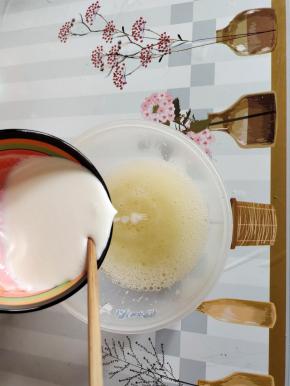 倒入之前冷却好的牛奶！碗底就剩一层奶皮！