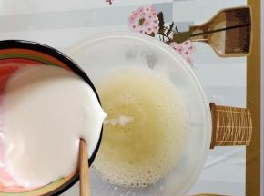 倒入之前冷却好的牛奶！碗底就剩一层奶皮！