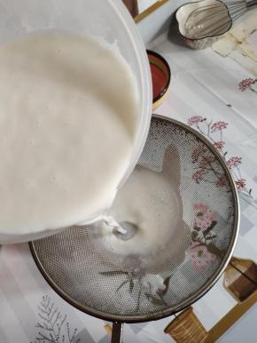 过滤一遍更细腻！把中间的气泡，还有蛋清没有搅匀的过滤出来！