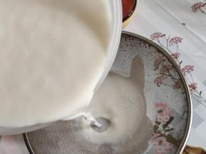 过滤一遍更细腻！把中间的气泡，还有蛋清没有搅匀的过滤出来！