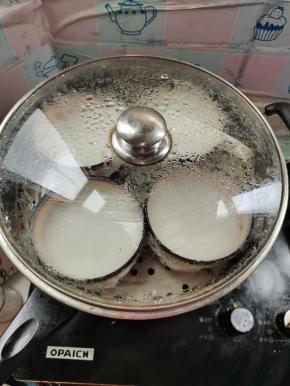 蒸好后，关火！再焖5分钟！我们的双皮奶就做好了！