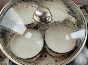 蒸好后，关火！再焖5分钟！我们的双皮奶就做好了！