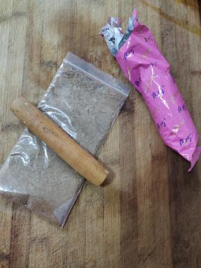 把真巧饼干装入保鲜袋中，用擀面杖擀成饼干碎！