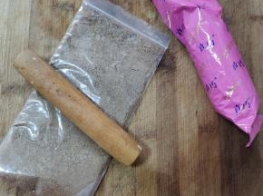 把真巧饼干装入保鲜袋中，用擀面杖擀成饼干碎！