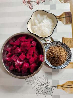 火龙果切成小块，椰果粒4勺放入小碗中，擀好的饼干碎放入碟子里备用！（也可以换成自己喜欢吃的水果，蜜红豆之类的……）