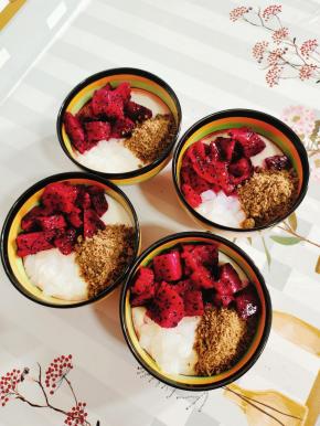 把火龙果，椰果粒，饼干碎放入做好的双皮奶上，就可以品尝美味啦！喜欢的朋友赶紧一起来试试吧！