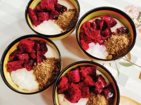 把火龙果，椰果粒，饼干碎放入做好的双皮奶上，就可以品尝美味啦！喜欢的朋友赶紧一起来试试吧！