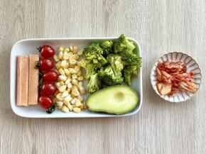 西兰花洗净切成小朵，玉米剥好粒，圣女果洗净，蟹肉棒解冻好，辣白菜准备好。