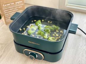 把西兰花和玉米粒先下沸水中焯熟。