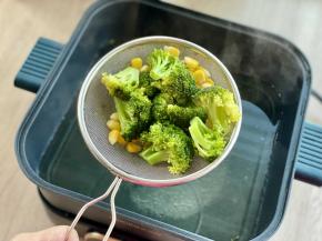 把西兰花和玉米捞出沥干水备用，西兰花过一下凉水，口感会更脆嫩，颜色也更翠绿。