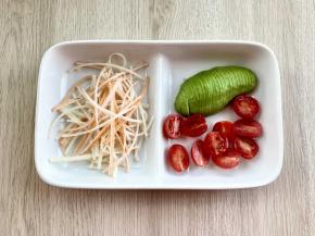 把蟹肉棒撕成丝，牛油果切成薄片，圣女果对半切开