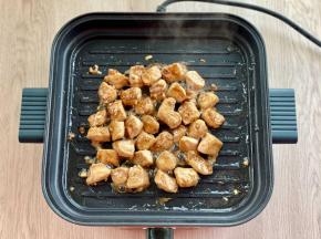 煎盘里热油，下腌制好的鸡胸肉，煎至金黄熟透。