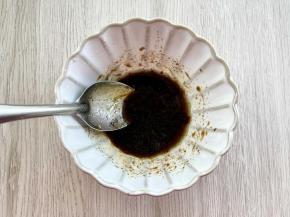 碗里加1勺橄榄油、1勺黑醋、1勺蜂蜜、1茶匙黑胡椒粉、少许盐，搅拌均匀，调成油醋汁。