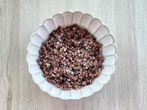 大碗中盛好煮好的杂粮饭；