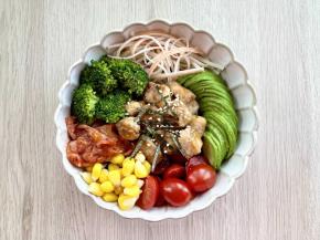 把准备好的各种食材码到杂粮饭上面，鸡胸肉放在中间，然后撒上剪好的海苔丝和熟白芝麻，波奇饭就做好啦！