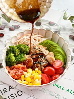 吃的时候浇上油醋汁，拌匀后就可以开动啦！超级饱腹哦～