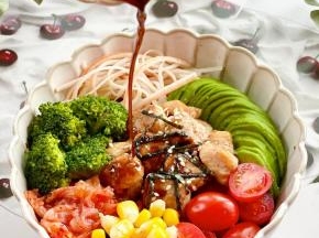 吃的时候浇上油醋汁，拌匀后就可以开动啦！超级饱腹哦～