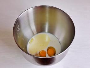 首先将牛奶，鸡蛋，盐，糖，玉米油倒入厨师机桶中。