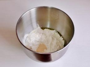 最后加入面包粉，酵母粉，启动厨师机2档揉面一个小程序。