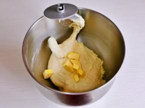 面团扩展阶段时加入软化的黄油，继续3-4档揉面。