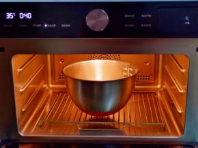 入蒸箱进行发酵，35度60分钟左右，面团发酵至原来的2倍大，手指摁一下不回缩，不反弹即为发酵完成。