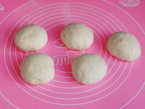 面团排气，再分成5等份，盖上保鲜膜醒10分钟。