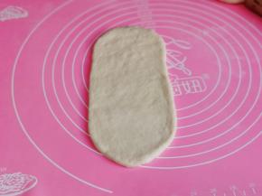 取一块醒好的面团擀长方形。