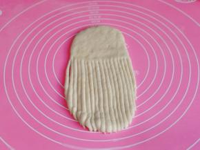 三分之二处切出小条状。