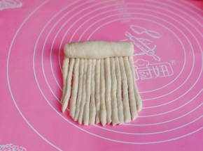 由上向下卷起来。