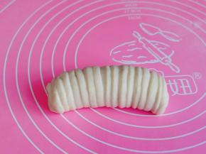 收口捏紧朝下，依次做好。