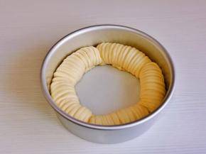 放入八寸戚风蛋糕模具中。（模具底部垫上油纸，周边刷黄油，便于脱模）