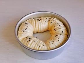 二次发酵至原来的两倍大，取出刷上牛奶，撒上黑白芝麻。