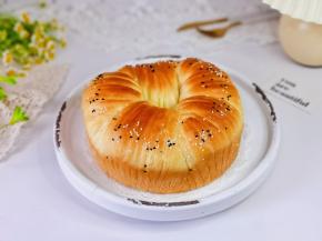 取出刷上一层玉米油，这样会更好的群主水分，趁热脱模。